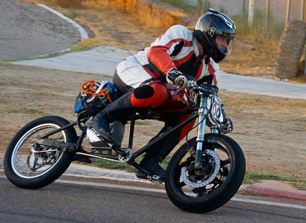 Калифорнийский инженер Luke Liveforphysics создал свой Death Bike («Смертельный байк») с единственной целью: обставить на гонках велосипеды с бензиновыми двигателями. Что ему и удалось. «Конь» из стальных труб развил скорость 137 км/час.