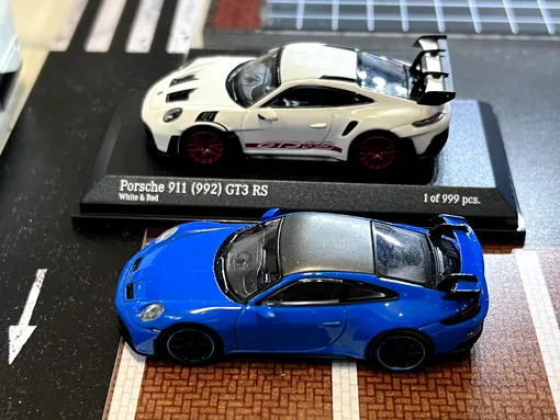 Porsche 911 GT3 RS от Tarmac Works (сверху) против Porsche 911 GT3 от Mini GT (снизу). Дьявол, как всегда, в деталях