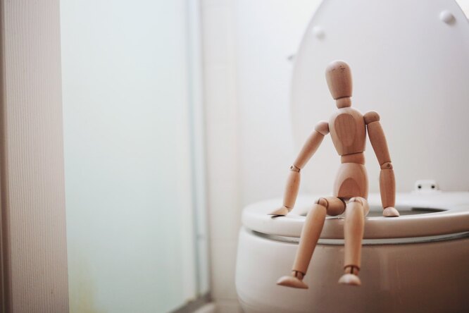 Это делают все мужчины: типичная ошибка в туалете, которая разрушает ваше здоровье