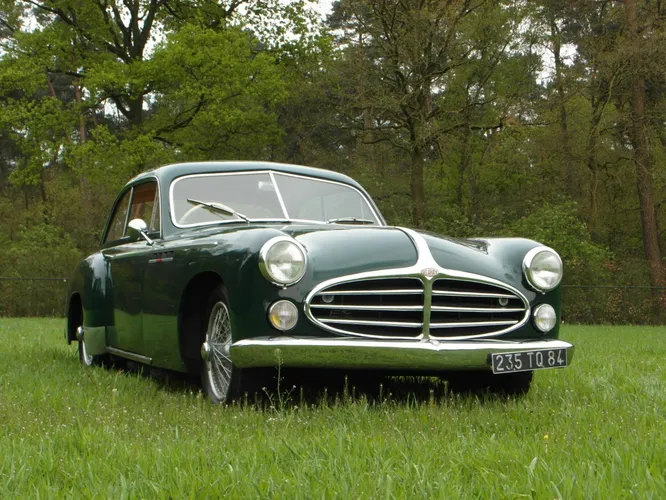 1952 год, Delahaye 235 MS 2 door, кузов работы Анри Шапрона, одного из ведущих французских автомобильных дизайнеров 1950-х. Шапрон хорошо известен своим сотрудничеством с компанией «Ситроен» (например, к его работам относится легендарный Citroёn DS).