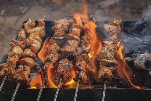 Почему опасно жарить мясо на углях?