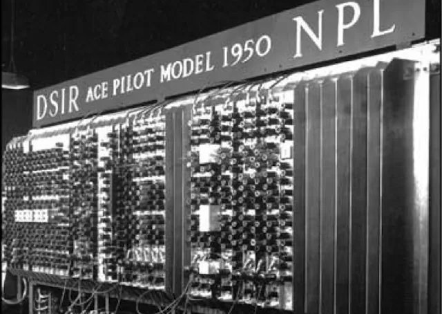 ACE от Алана Тьюринга. Автоматическая вычислительная машина, способная на хранение программ в памяти, была разработана великим Тьюрингом ещё в 1946 году. Прототип удалось собрать в 1950, полностью функционирующую модель   лишь в 1957. Алан Тьюринг же скончался от отравления цианидом в 1954 году. 