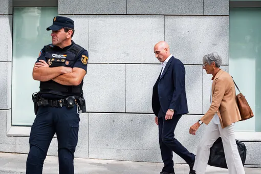 Луис Рубиалес со своим адвокатом около здания прокуратуры