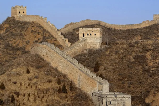 Где находится стена, построенная еще до Великой китайской?