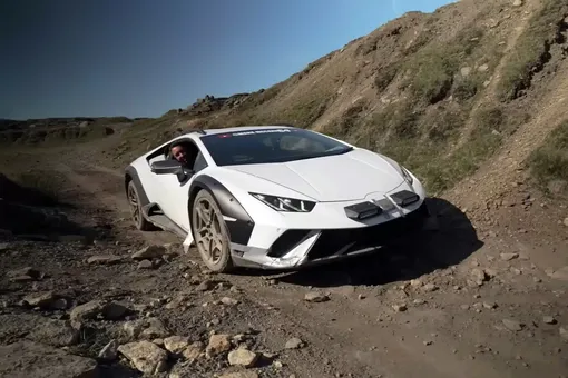 Удивительно, как он не разбился: блогер совершил безумный прыжок за рулем внедорожного Lamborghini Huracan Sterrato