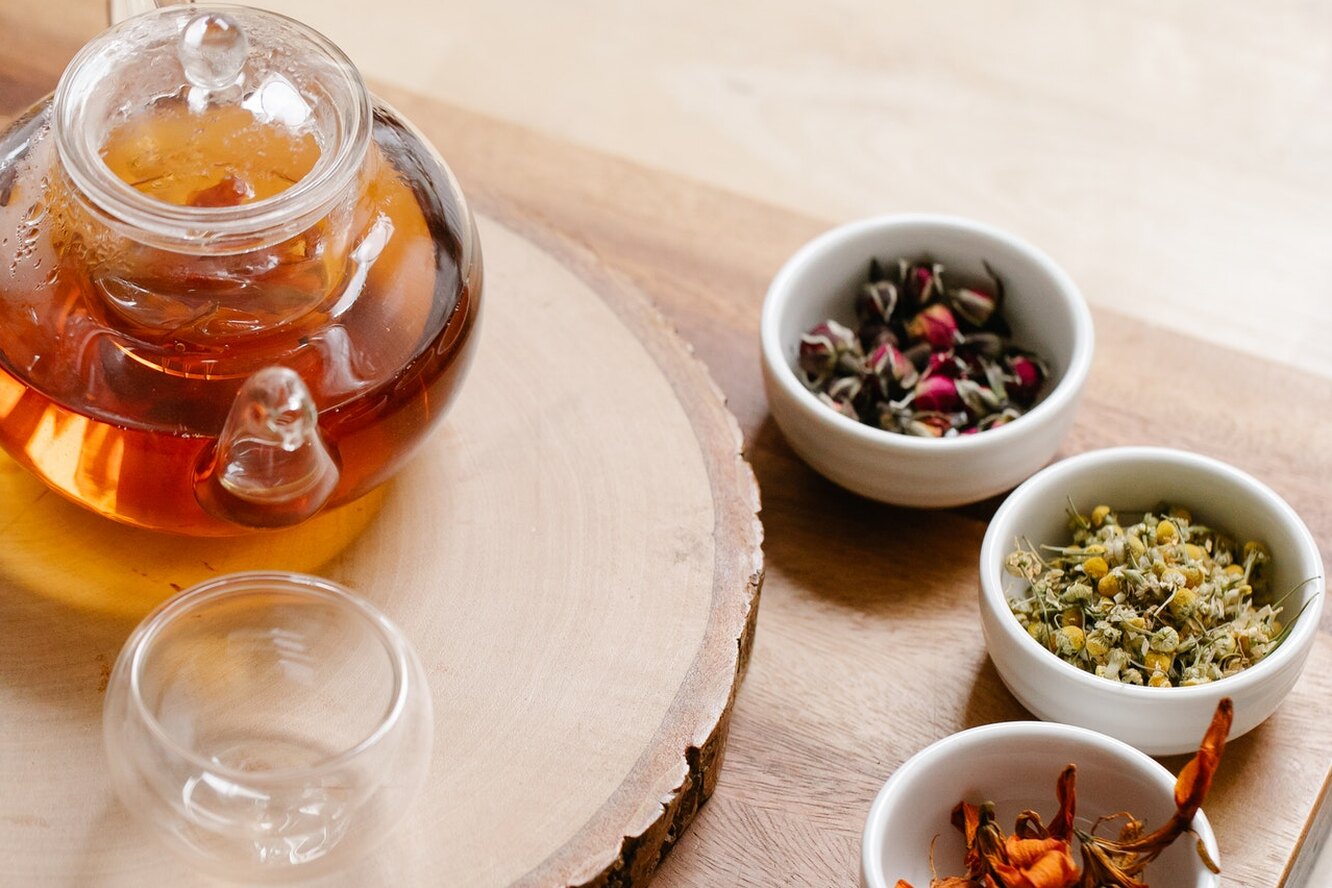 Успокаивающий напиток на ночь. Напитки для хорошего сна. Напитки для хорошего сна. Напитки помогающие уснуть. Травяной чай в чашке.