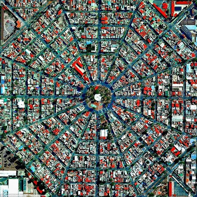 Радиальные улицы сходящиеся к площади Plaza Del Ejecutivo в столице Мексики. 