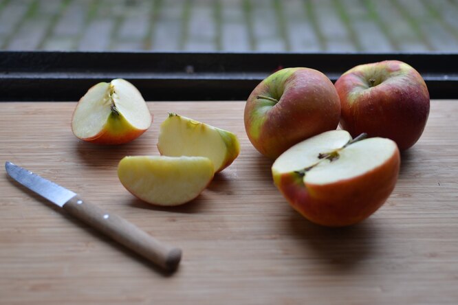 Как разделить два яблока на троих человек одним ударом ножа?