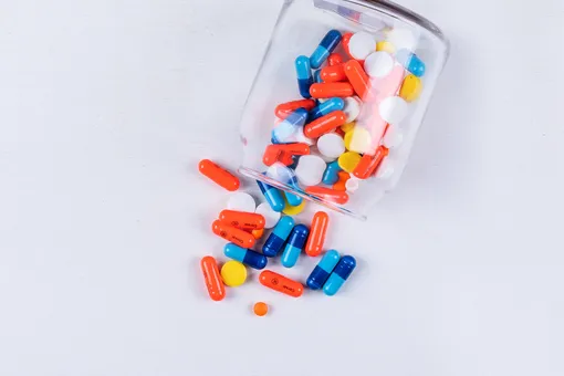 Зачем нужно переворачивать флакон с таблетками: узнайте полезные бытовые лайфхаки