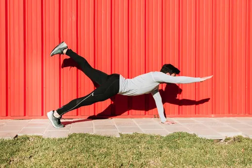 4 простых упражнения для разгрузки спины: выполните после рабочего дня