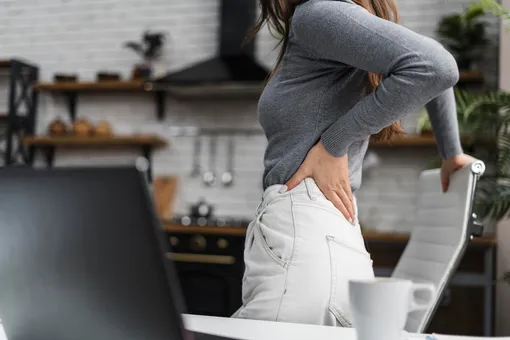 Боль в спине может сигнализировать об очень разных заболеваниях, но если их нет, то вы просто ведете малоподвижный образ жизни, из-за чего болит поясница.