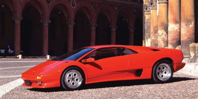1993 год, Lamborghini Diablo VT. Абсолютная классика; в версии VT форсирована до 543 лошадиных сил.