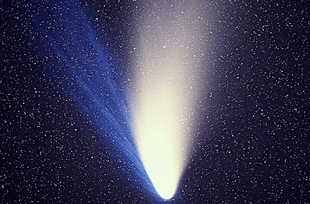 В июле 1995 года два астронома-любителя, Алан Хейл и Томас Бопп, одновременно обнаружили новую комету   C/1995 O1 и сообщили о своих наблюдениях в международный астрономический центр. Комета, также названная кометой Хейла-Боппа, максимально приблизилась к Земле в 1997 году, чтобы затем исчезнуть на долгие тысячелетия.  
