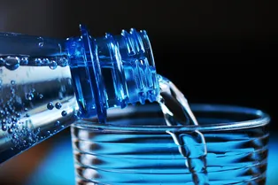 Безопасно ли пить воду из бутылки?