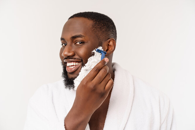 Не жалейте пены во время бритья — она смягчает соприкосновение лезвия с кожей.