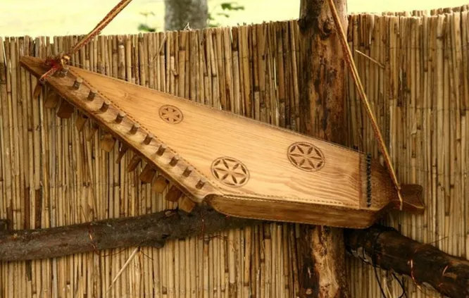 Кантеле - карельский и финский щипковый струнный инструмент, напоминающий гусли. Его название происходит от старославянского слова, означающего, буквально, «струнный музыкальный инструмент».