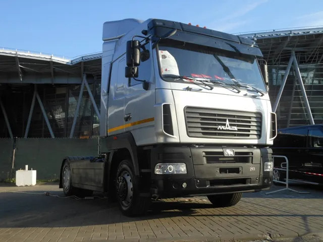 Седельный тягач МАЗ-5440Е9-520-031. Минский автомобильный завод старейший (основан в 1944 году), самый известный и успешный белорусский автопроизводитель. Строит грузовые автомобили всевозможного назначения, а также автобусы (филиал АМАЗ) и троллейбусы.