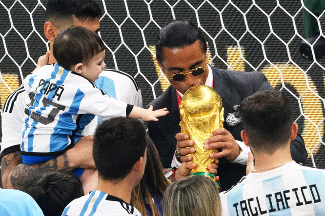 Повар Нусрет посыпал солью кубок FIFA: почему он вообще не должен был к нему прикасаться? Повар Нусрет посыпал солью кубок FIFA: почему он вообще не должен был к нему прикасаться?