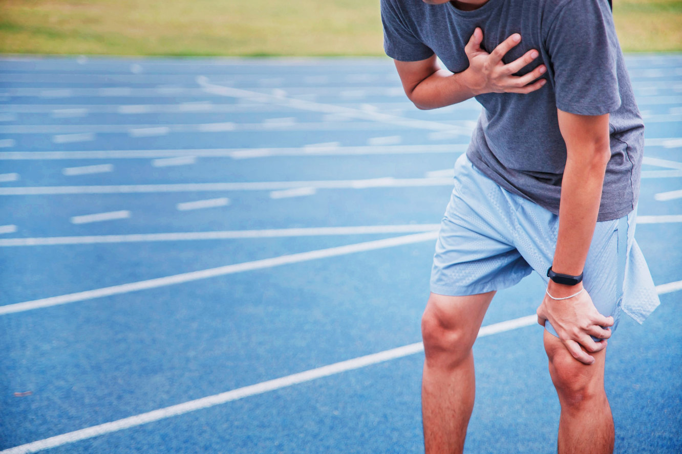 О чем говорит боль в груди во время бега?