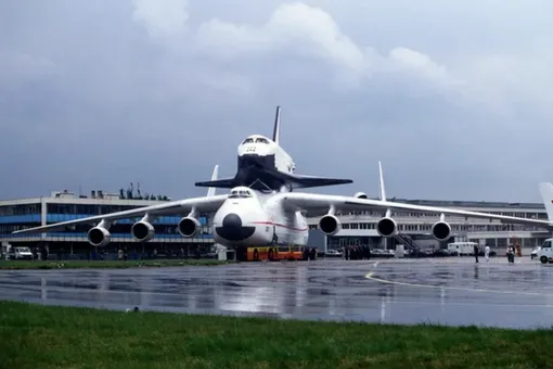 Как заходит на посадку самый большой самолет в мире: видео