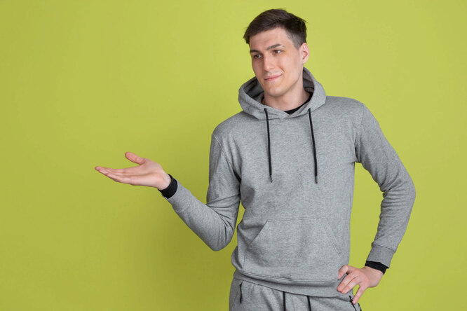 Спортивный костюм в повседневной жизни является дурновкусием и типичной ошибкой мужского стиля. Оставьте спортивный образ для тренировок Спортивный костюм в повседневной жизни является дурновкусием и типичной ошибкой мужского стиля. Оставьте спортивный образ для тренировок