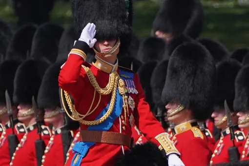 Принц Уильям изменил парадную форму ради отца: польстил Карлу III