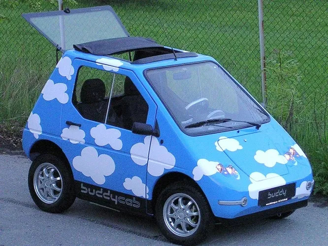 Buddy компактный электромобиль, компания производит различные его итерации с 1991 года. На данный момент Buddy и его предшественник, модель Kewet, составляют 20% всего норвежского рынка электромобилей. Buddy Cab на снимке.