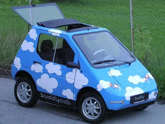 Buddy компактный электромобиль, компания производит различные его итерации с 1991 года. На данный момент Buddy и его предшественник, модель Kewet, составляют 20% всего норвежского рынка электромобилей. Buddy Cab на снимке.