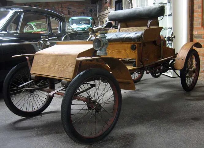Allvelo. Компания из города Ладскруна производила автомобили с 1903 по 1907 год. Удивительно то, что львиная часть деталей были выполнены из дерева (кроме разве что рамы, двигателя и тормозов). Кроме того, модели Allvelo имели названия, что для тех лет было нехарактерно (обычно модели называли буквами алфавита или по мощности двигателя). На снимке модель Allvelo Orient.