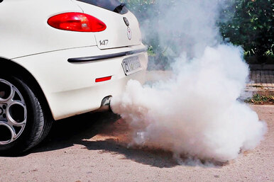Почему из выхлопной трубы автомобиля идет густой дым: узнайте, опасно ли это