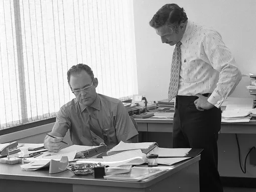 Создатель закона, Гордон Мур (на фото за рабочим столом), сегодня один из 50 богатейших людей CША. Forbes оценивает его состояние в $11,6 млрд.