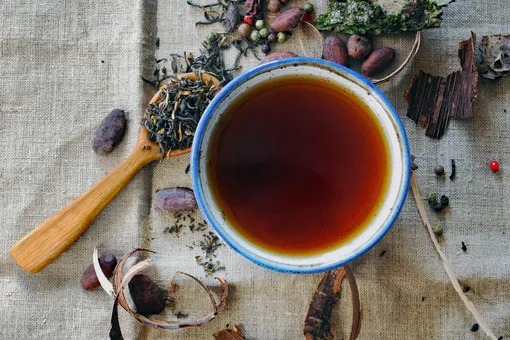 Почему при заваривании чая появляется «пленка» и можно ли пить такой напиток