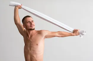 Домашняя тренировка с полотенцем для хорошей осанки: выполняйте эти упражнения каждый день, чтобы спина не болела