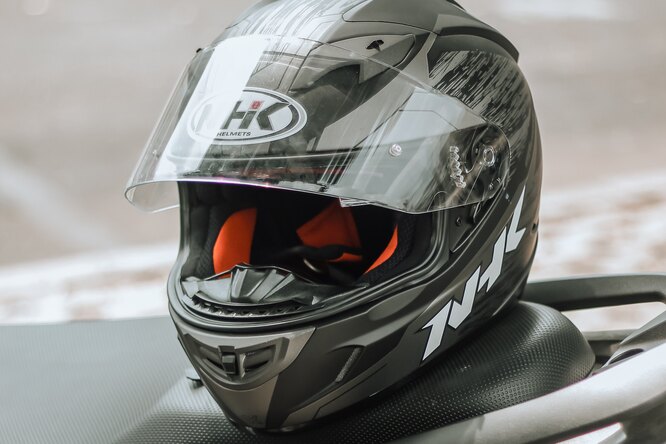Защита на полной скорости: как менялся дизайн и функциональность гоночных шлемов