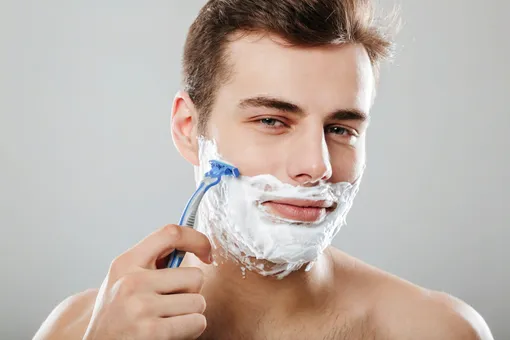 В составе мужской косметики, предназначенной для восстановления кожи после бритья, должны присутствовать: глицерин, термальная вода, сок алоэ, витамины, успокаивающие компоненты (аллантоин, эперулин).