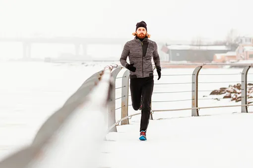 Как правильно подготовиться к бегу зимой: 10 важных советов