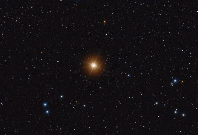 Альдебаран. Ещё одна сверхяркая звезда ночного неба, сияющая в созвездии Тельца. Светит в 150 раз ярче Солнца, что в общем-то не так уж и много, но расположена она всего в 60 световых годах от Земли и потому прекрасно видна невооружённым глазом. Любопытный факт: к Альдебарану направляется межпланетная станция «Пионер-10», которая доберётся до места назначения примерно через два миллиона лет.