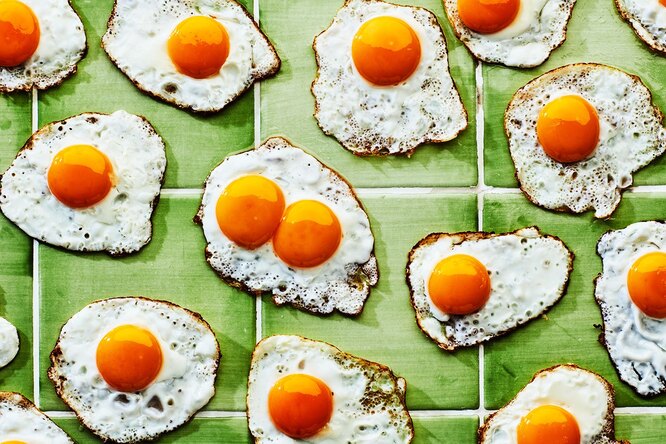 Можно ли есть яйца с двумя желтками и правда ли они калорийнее обычных?