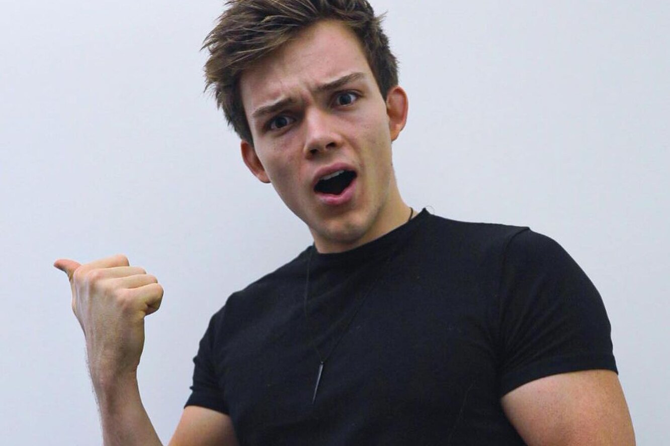 Часы пять часов. В 5 утра люди. Подъем в 5 часов утра. Блогер 5 утра. Сергио нии.