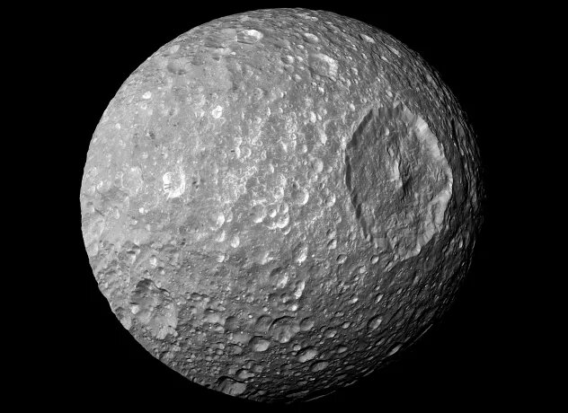Мимас. Этот спутник Сатурна из-за примечательного внешнего вида в шутку называют «Звездой смерти». Мимас очередной кандидат на жидкий подлёдный океан (на глубине 24-29 км под поверхностью) и геологическую активность. Особых доказательств этому нет, так что остаётся лишь лететь, колонизировать и проверять.