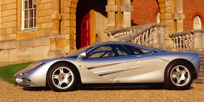 1993 год, McLaren F1. С начала производства и до 2005 года модель удерживала звание самого быстрого серийного автомобиля, пока рекорд не был побит Bugatti Veyron.