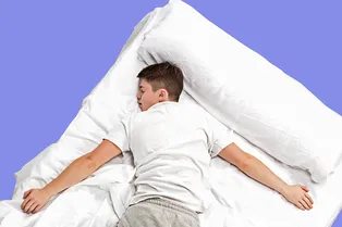 Реабилитолог назвал самые опасные позы для сна