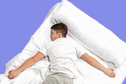 Реабилитолог назвал самые опасные позы для сна