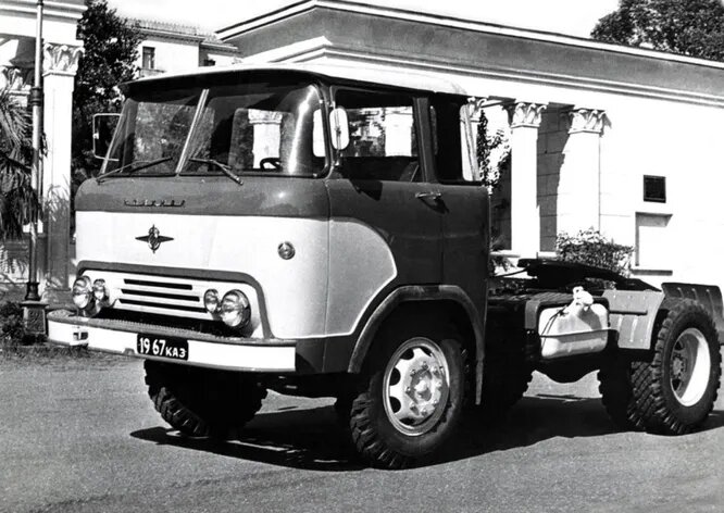 КАЗ (Грузия). Кутаисский автомобильный завод в советское время был единственным автомобильным производством в Грузии. Он был основан в 1945 году и производил грузовики с 1951 по 1991-й. Позже на КАЗе пытались наладить отверточную сборку разных марок, но эти проекты так и не получили продолжения. Ныне завод не работает. На снимке классическое грузовое шасси КАЗ-608 «Колхида» (1965).