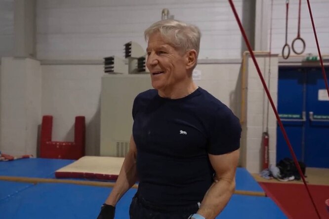 В это трудно поверить, но ему 70 лет: пенсионер уничтожает молодежь в фитнес-челленджах
