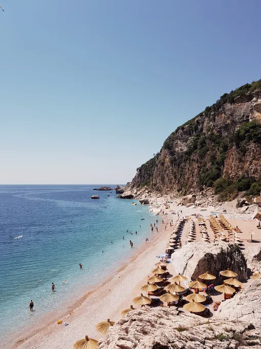 Пляжи в Черногории могут быть самыми разными – песчаными, галечными и бетонированными (из-за обилия крупных камней в прибрежной зоне)
