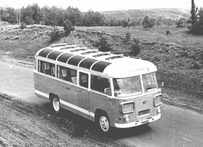 1961 год, опытный ПАЗ-672Т с распашной дверью.