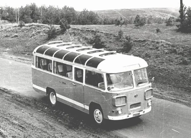 1961 год, опытный ПАЗ-672Т с распашной дверью.