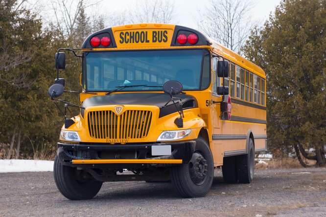 В США мужчина хотел угнать школьный автобус, но сбежал после настойчивых распросов детей