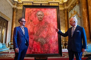«Кровавый» портрет Карла III: в Сети его сравнили с демоном из фильма